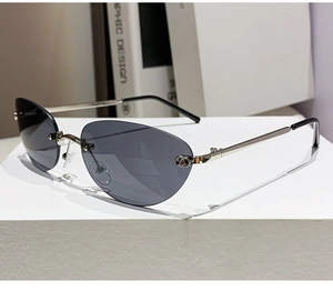 Détail de lunettes de soleil sans monture avec verres œil-de-chat et accents métalliques