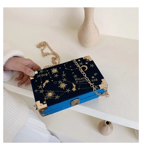 Broderie détaillée de la Petite Ourse et des étoiles sur sac boîte en velours bleu