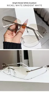 Détail de lunettes de soleil sans monture avec branches en métal argenté et dégradé