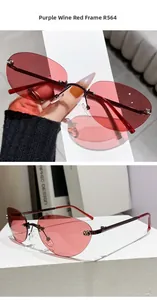 Détail de lunettes de soleil sans monture avec verres bordeaux et branches en métal