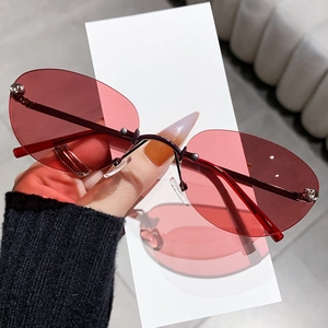 Lunettes de soleil ovales sans monture, verres rouge foncé et branches fines en métal violet