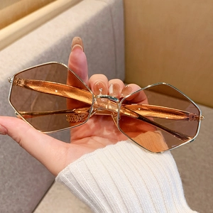Fashionable diamond-shaped metal sunglasses with brown gradient lenses for a retro street look