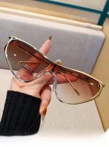 Détail de lunettes de soleil tendance à monture dorée et verres dégradés marron chic