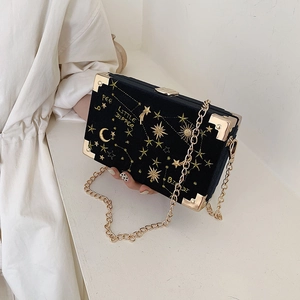 Sac boîte chic en velours noir avec broderie d'étoiles dorées et bandoulière chaîne