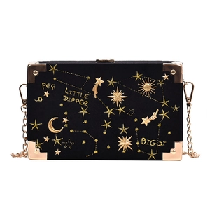 Sac boîte en velours avec broderie céleste dorée et breloques soleil et étoiles à chaîne