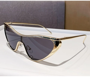 Détail macro de lunettes de soleil œil-de-chat avec monture en métal doré et verres