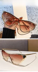 Vue détaillée de lunettes de soleil œil-de-chat avec monture en métal doré et verres marron chic