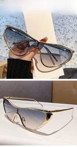 Détail de lunettes de soleil Y2K demi-cerclées en métal doré avec verres dégradés