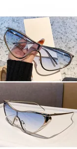 Détail de lunettes de soleil œil-de-chat avec monture en nickel et verres bleu dégradé