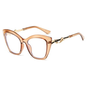 Lunettes de soleil œil-de-chat tendance avec monture ambre et branches dorées sur fond blanc