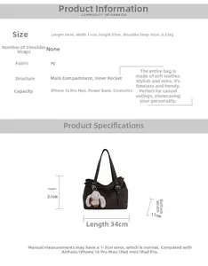 Détails du sac cabas en daim marron montrant la boucle latérale et le pendentif lapin peluche