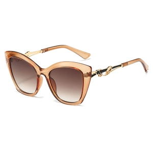 Lunettes de soleil œil de chat tendance avec monture ambre et branches dorées gravées