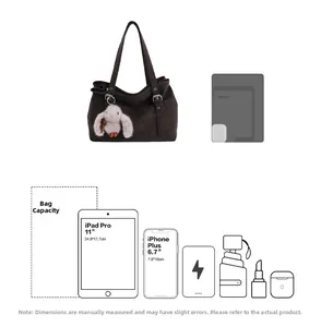 Détail du sac fourre-tout marron montrant sa grande capacité pour iPad Pro 11 pouces et tel