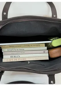 Vue détaillée de l'intérieur spacieux du sac cabas marron avec tablette et livres