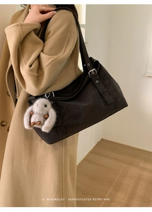 Détail du sac cabas rétro marron foncé avec charme lapin et large bandoulière