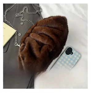 Vue détaillée d'un sac nuage en peluche marron doté d'une fine bandoulière en chaîne argent