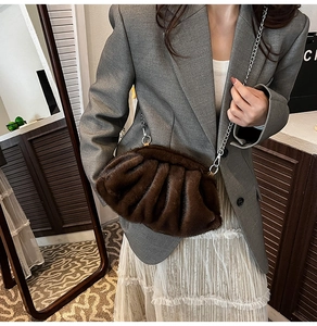Détail du sac nuage en fourrure marron foncé avec chaîne argentée et texture pelucheuse