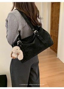 Détail du grand sac cabas noir minimaliste avec un joli porte-clés lapin en peluche