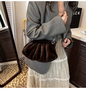 Détail du sac nuage en fausse fourrure marron foncé avec bandoulière chaîne argentée