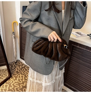 Détail d'un sac nuage en peluche marron foncé avec une fine bandoulière en chaîne