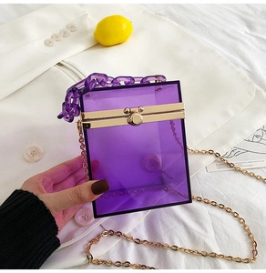 Dettaglio borsa a scatola in acrilico viola trasparente con catena in resina e oro