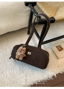 Bolso bandolera rectangular marrón oscuro con cierre plateado y colgante de osito