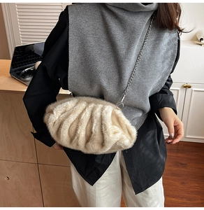 Sac nuage chic en fausse fourrure plissée beige avec bandoulière chaîne argentée