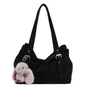 Sac cabas vintage noir avec boucles argentées et pendentif de lapin en peluche mignon