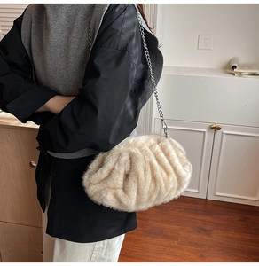 Détail d'un sac nuage en fausse fourrure crème douce avec bandoulière chaîne argent