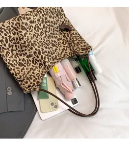 Vue intérieure du grand sac cabas léopard montrant l'espace pour téléphone et parapluie