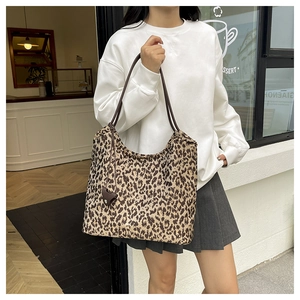 Gros plan du sac fourre-tout à imprimé léopard avec des lanières marron style urbain