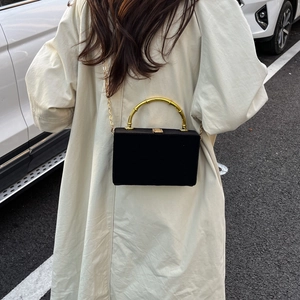 Sac bandoulière chic en velours noir avec poignée en bambou doré et bandoulière chaîne