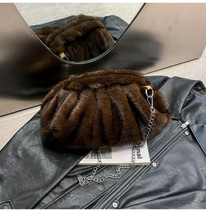 Détail d'un sac shell en fausse fourrure marron foncé avec bandoulière chaîne argentée