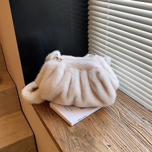Women Faux Fur Plush Shoulder Bag Pleated Cloud Design Crossbody Bag Retro Elegant Winter Chic Handbag With Gold Hook
