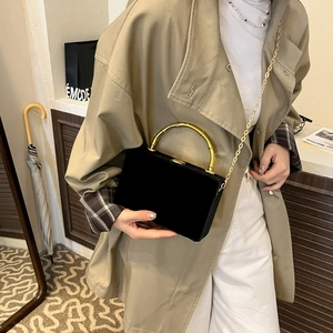 Sac bandoulière carré en daim noir avec poignée en bambou dorée et chaîne fine