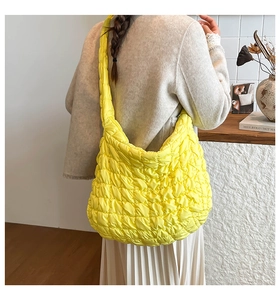 Detalle del bolso tote acolchado amarillo brillante con textura de burbujas y diseño puff
