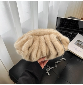 Gros plan du sac coquillage en fausse fourrure beige avec bandoulière à chaîne