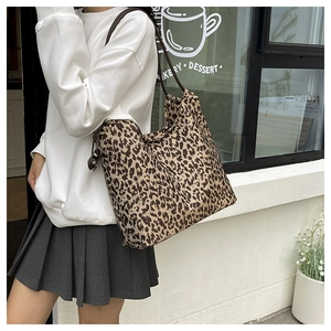 Sac fourre-tout à imprimé léopard avec lanières marron dans un style urbain chic