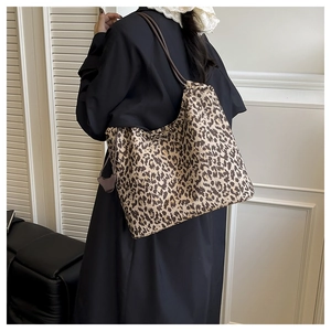 Détail du sac cabas léopard avec un design spacieux et des bandoulières marron foncé