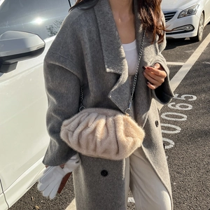 Sac bandoulière nuage en peluche beige avec chaîne argentée pour mode hiver