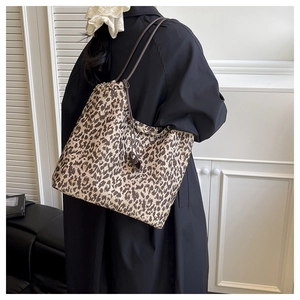 Détail d'un sac cabas léopard haute capacité avec cordons de serrage en cuir marron