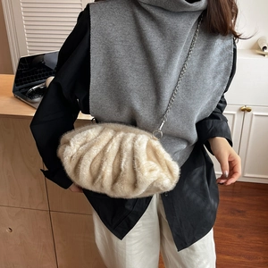 Sac nuage élégant en fausse fourrure crème avec chaîne argentée pour tenues d'hiver