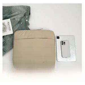 Detailaufnahme der beigen Laptophülle mit gesteppter Textur und praktischer Vordertasche
