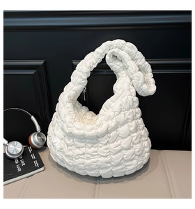Detailansicht der weißen gesteppten Puffer-Tasche mit flauschiger Wolkentextur
