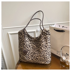 Détail d'un grand sac cabas à imprimé léopard avec de fines anses marron foncé
