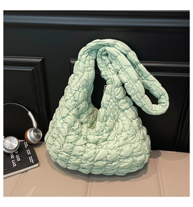 Detailansicht der mintgrünen Stepp-Cloud-Tasche mit plissierter Nylon-Stoffstruktur