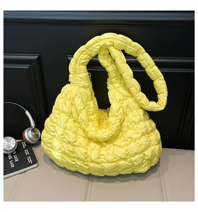 Detailansicht der gelben gesteppten Cloud-Bag mit bauschiger Textur und Schultergurt