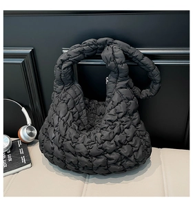 Detail der schwarzen gesteppten Cloud-Tasche mit Blasenstruktur und Silber-Reißverschluss