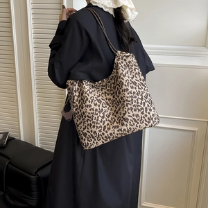 Grand sac cabas chic pour femme avec imprimé léopard et fines bandoulières marron