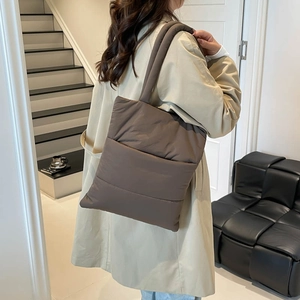 Elegante borsa tote trapuntata in kaki scuro con spallacci imbottiti per l'inverno